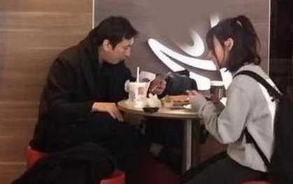 王思聰稱明星同款狗鏈子只值20元，這是在裝窮了