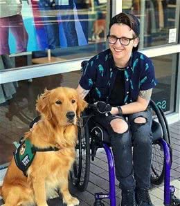 主人為感謝自己的服務(wù)犬帶它去迪士尼，見了偶像布魯托！